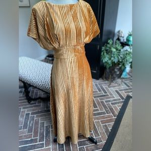 Beautiful Alexia Admore Gold Velvet-Like Gold Dress XS